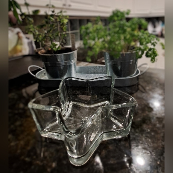 Set of 2 matching glass 'star' shaped bowls, - Picture 5 of 5